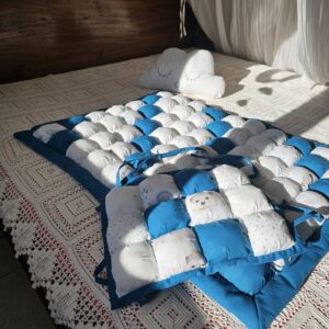 Courtepointe bleue et coussin